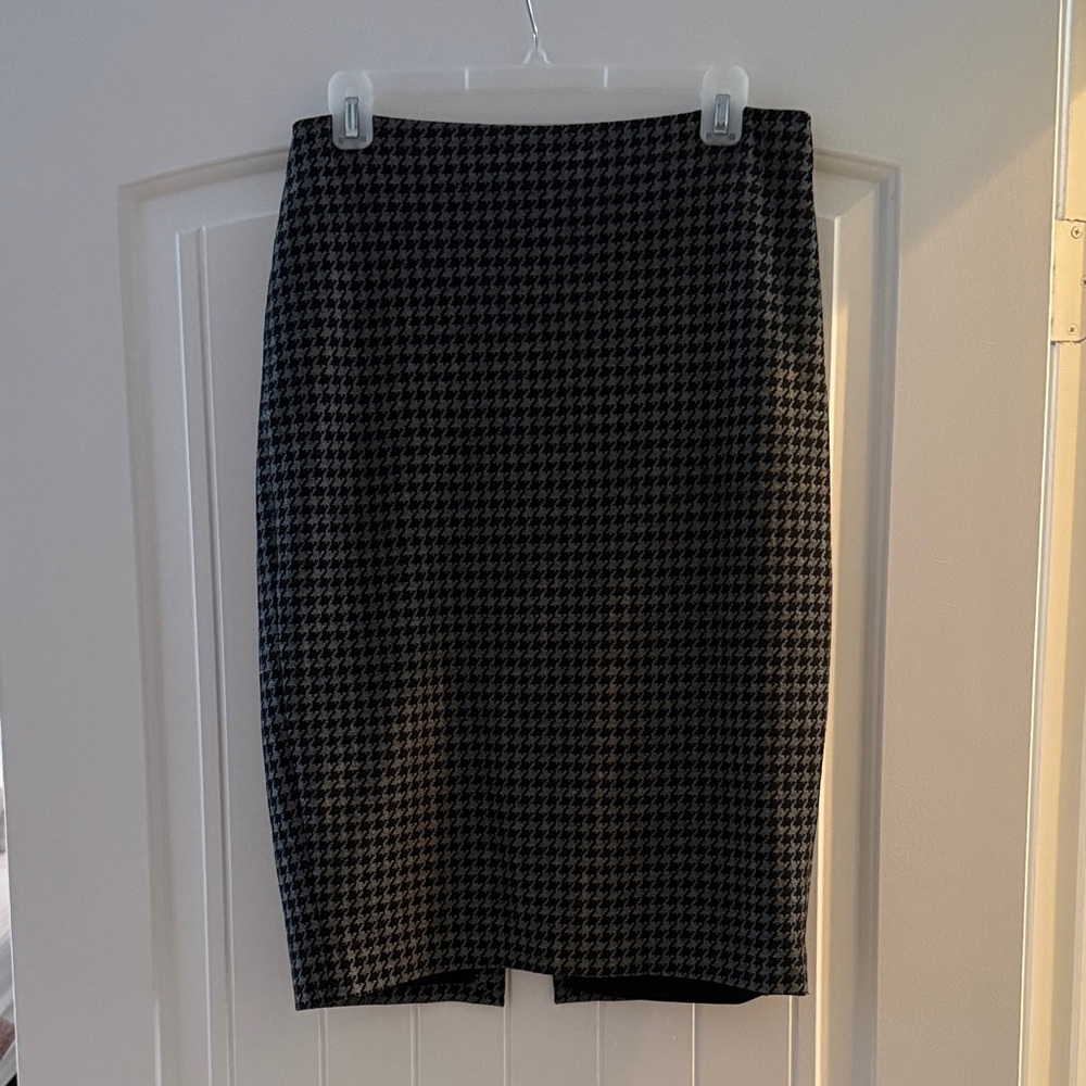 Express Classic Black and Gray Houndstooth Skirt